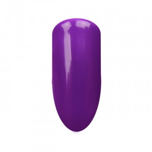 Gél lak je sýtej fialovej farby. Nanášajte ho na prebrúsené nechty v dvoch vrstvách. Pri tomto gél laku nemusíte používať nadlak podlak. Farebnú vrstvu nechajte poriadne vytvrdnúť v lampe. 