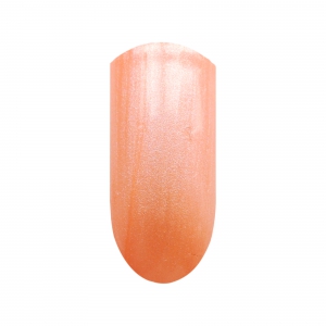 Jemný oranžový UV gél vyzerá na nechtoch zaujímavo vďaka perleti, ktorú obsahuje. Pred nanášaním ho premiešajte. Urobiť tak môžete pomocou pomarančového drievka. Na nechty ho nanášajte opatrne, aby nezatekal a aby na nechte nebolo vidieť ťahy štetca.  Použite dve alebo tri vrstvy gélu. Každú vrstvu nechajte vytvrdnúť v lampe a na záver nechty zafixujte vrchným gélom. Ten vráti farbe lesk. 