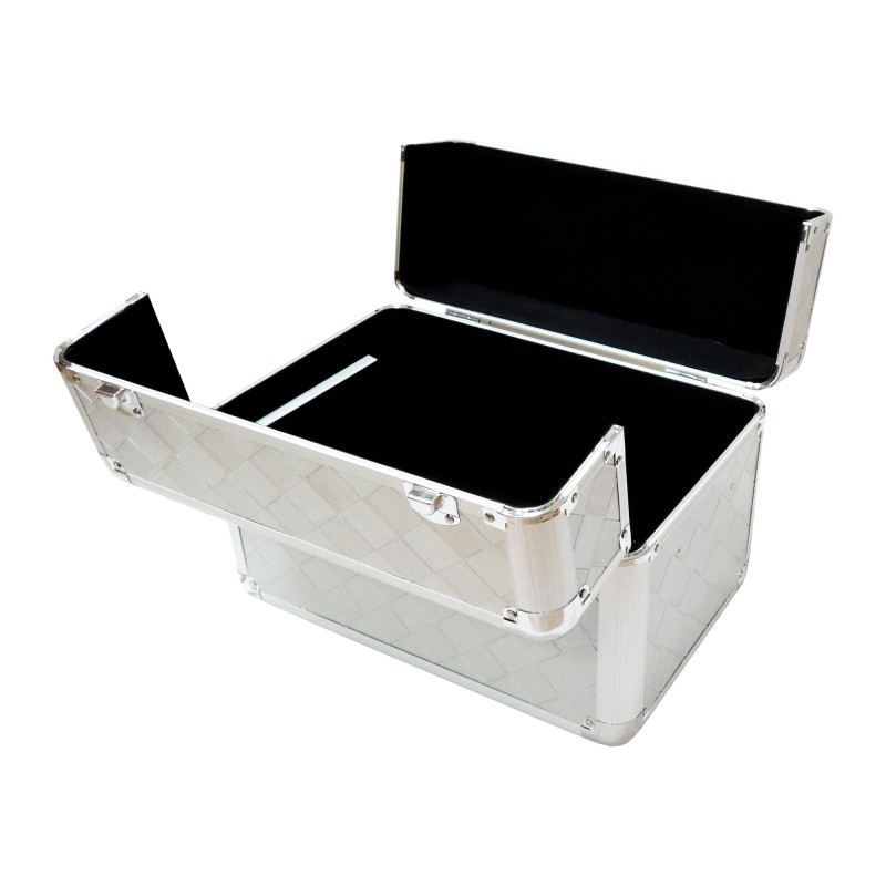 Vnútro kufríka je čiernej farby. Po vybratí poličiek je kufrík dostatočne veľký pre uloženie UV lampy alebo iných väčších pomôcok. 