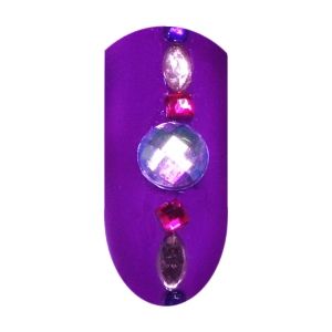 Na fialový gél lak, ktorý vytvrdol v uv lampe, položte fialové kamienky a ružové oválne kamienky. Kamienky pretrite nadlakom. 
