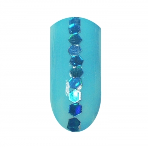 Modrý gél lak použite ako farebnú vrstvu. Cez stred nechtu urobte pomocou tyrkysových šesťuholníkových glitrov čiaru. Glitre na svetle hýria farebnými odleskami.