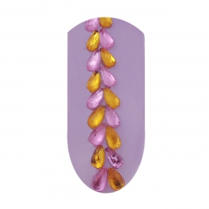 Ako podklad zvoľte fialový gél lak. Na výpotok aplikujte striedavo žlté a ružové kamienka v tvare slzičiek. Kamienky prejdite nadlakom pre lepšiu fixáciu.