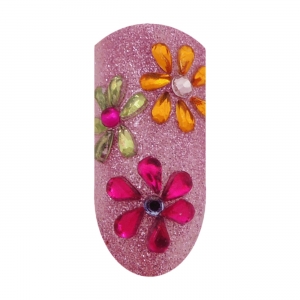 Podklad  je dobré zvoliť ružový glitrový gél lak alebo gél. Do výpotku poukladajte kamienky do tvaru kvetu. Vytvoríte tak pekné letné zdobenie.