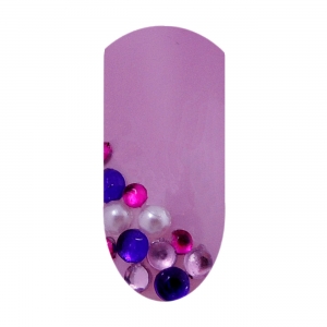 Do čerstvo nalakovaného ružovošedého gél laku položte malé perličky bielej farby a kamienky fialovej, svetlo a tmavo ružovej farby.  