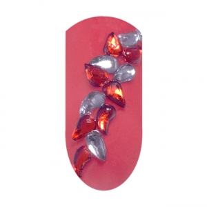Na červený podklad pomocou červených a priesvitných kamienkov v tvare slzičiek vytvorte ornament. Zdobenie obleskujte vrchným gél lakom.